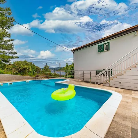 Holiday home Holiday Home Drvenik Veliki 30
